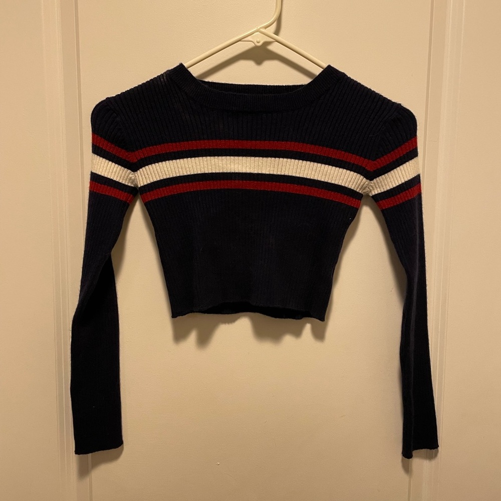 Long sleeve sweater crop top.